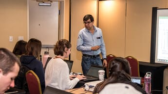 Analysis of operating variables through DEM simulations for SAG mill optimisation